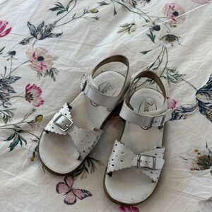 FootMates White Scalloped Buckle Kids Sandals